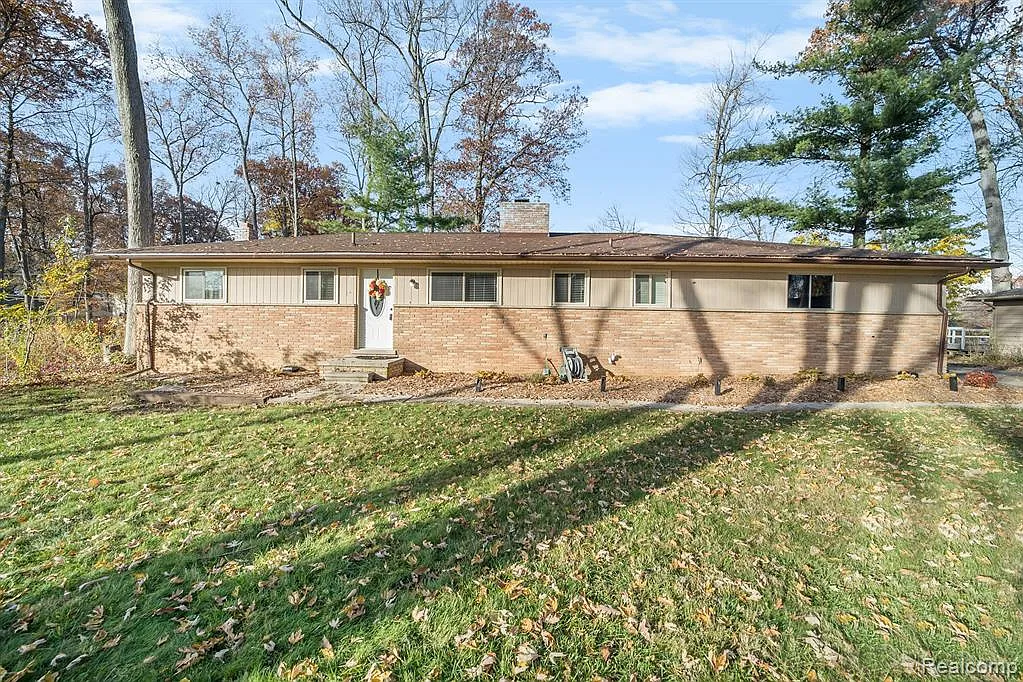 3 bed, 1.5 bath, 2000 sqft, $2,200 — Photo 1
