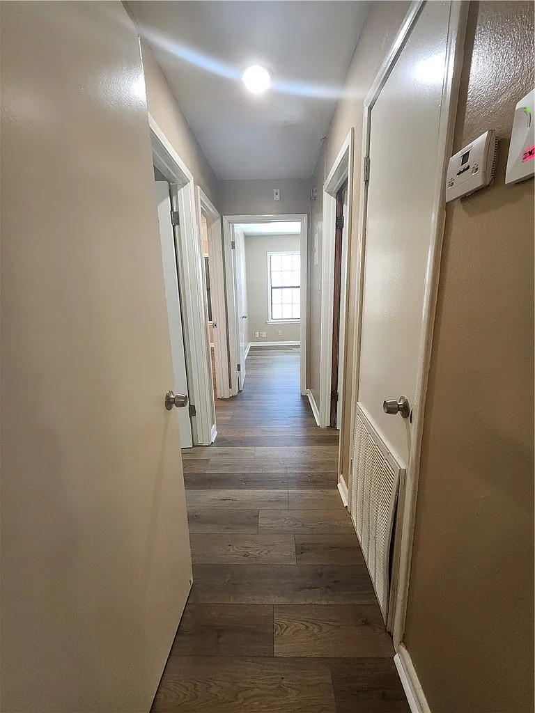 3 bed, 1.0 bath, 899 sqft, $1,329 — Photo 4
