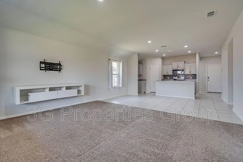 4 bed, 2.0 bath, 1666 sqft, $2,095 — Photo 3
