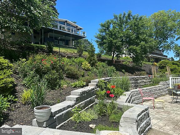 3rd image of 15 Ridge View Dr