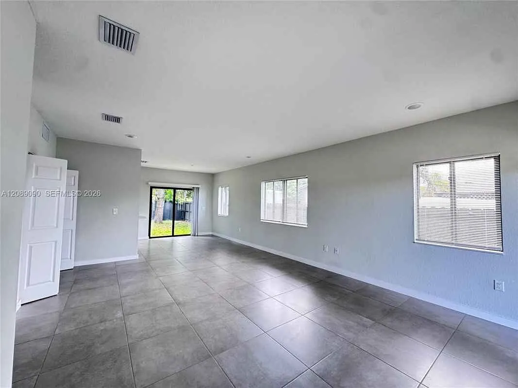 3770 SW 50th Ave — Photo 4