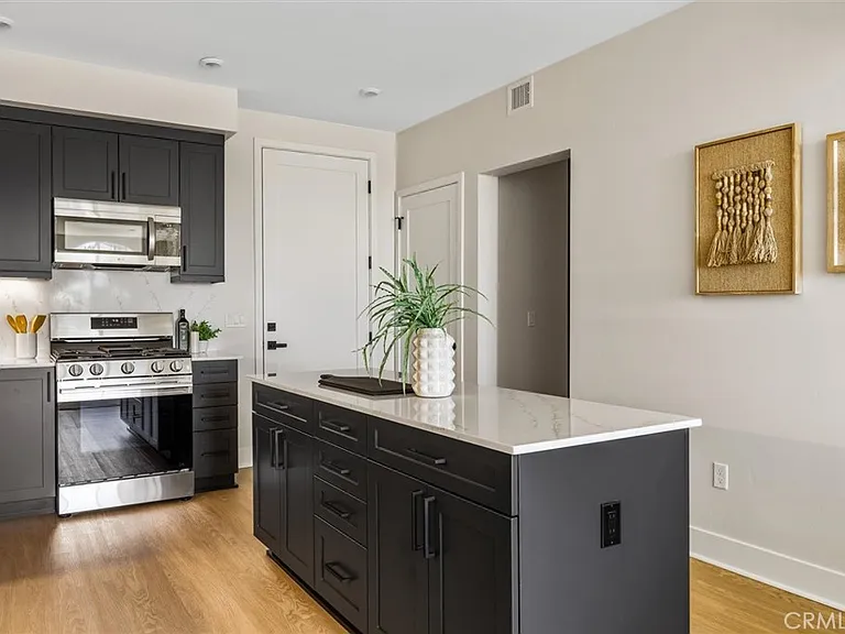 401 W Grand Ave #202 — Photo 11