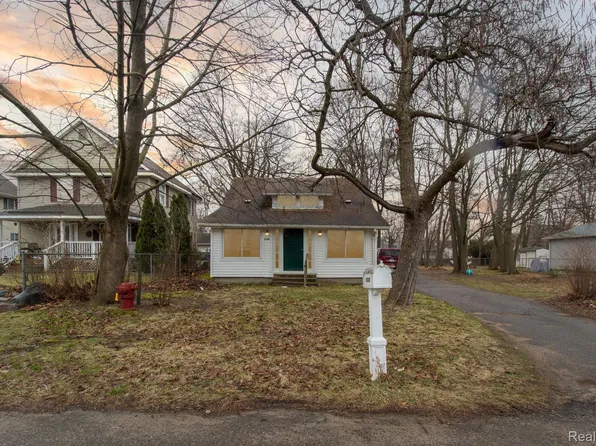 2349 Pine Lake Ave, Keego Harbor, MI 48320