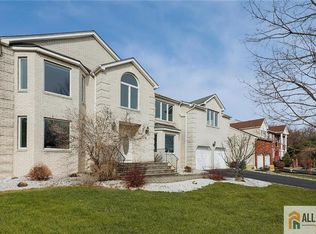 4 Maureen Ct, Edison, NJ 08820