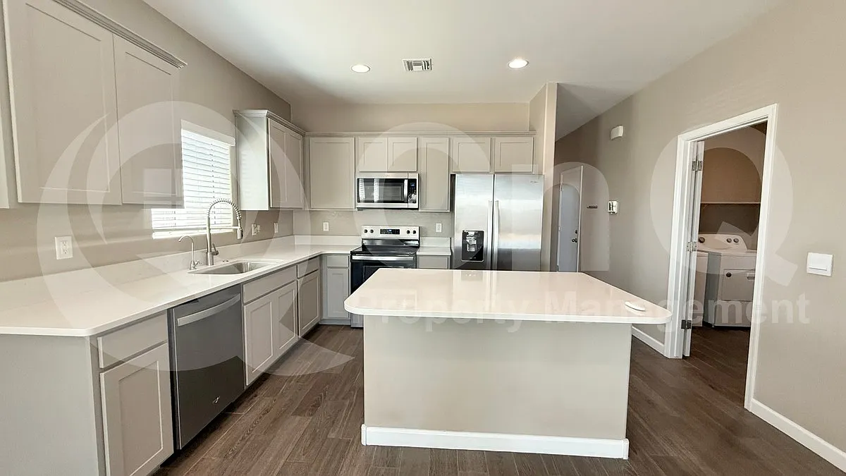 5 bed, 3.0 bath, 1866 sqft, $2,140 — Photo 2