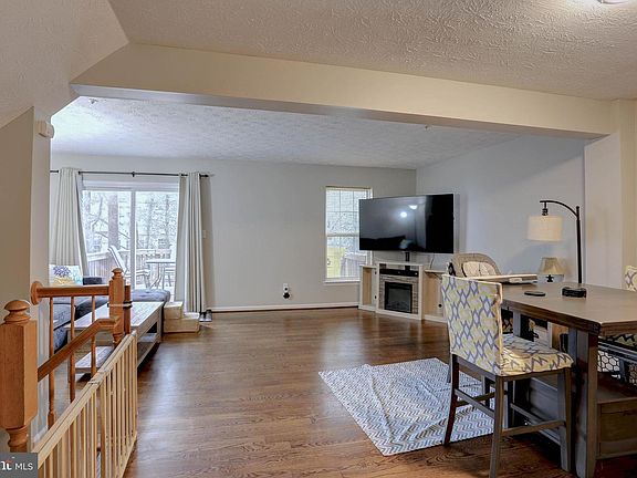 5th image of 207 Foxmanor Ln