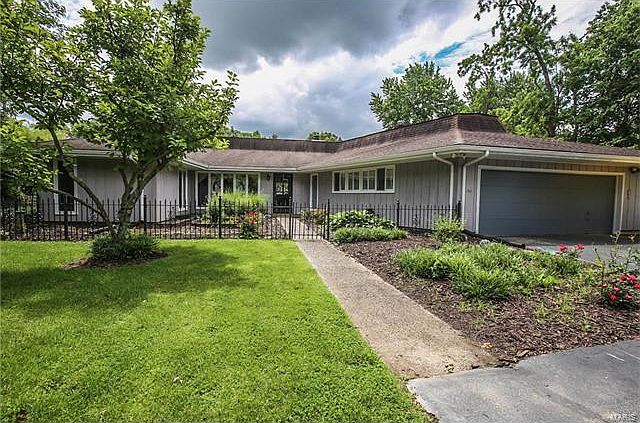 1st image of 4 Roosevelt Dr