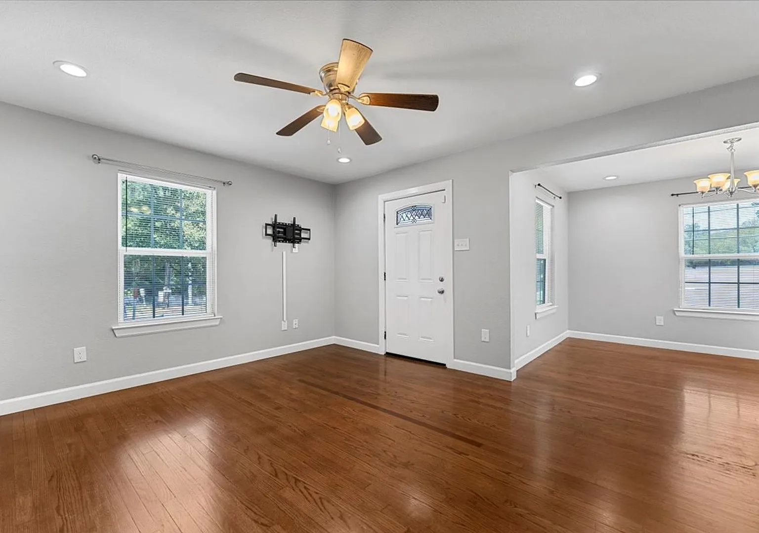 Ready for Immediate Move-In! 3 Bed 2 Bath Renovated 1508 SQFT House near Dallas Zoo — Photo 3