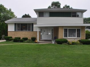 1412 N Burning Bush Ln, Mount Prospect, IL 60056