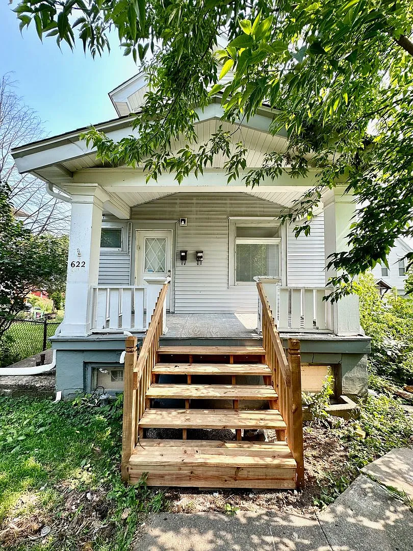 622 E 8th St — Photo 2