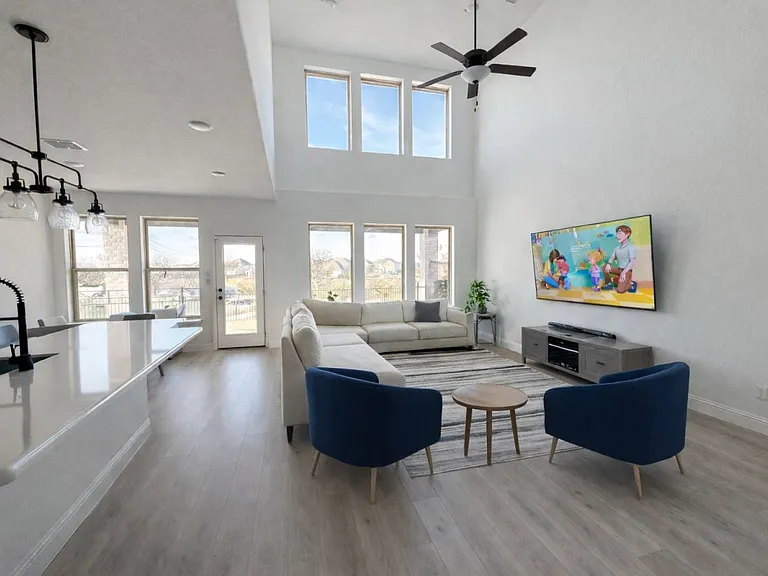 10201 Fulgham Dr — Photo 2