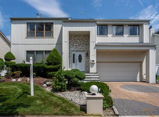 3 Anne Dr, Hicksville, NY 11801