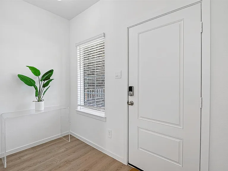 407 Robin St — Photo 6
