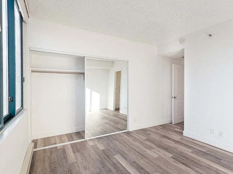 Trinity Towers Apartments — Photo 90