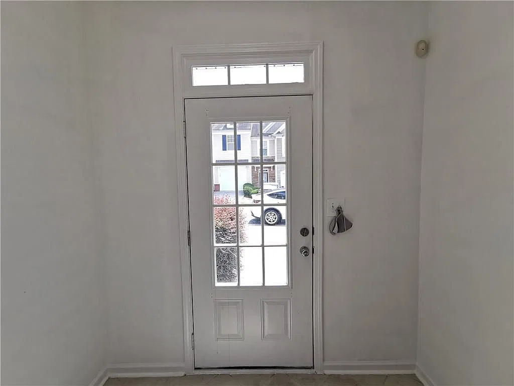 3 bed, 3.0 bath, 1696 sqft, $2,100 — Photo 4