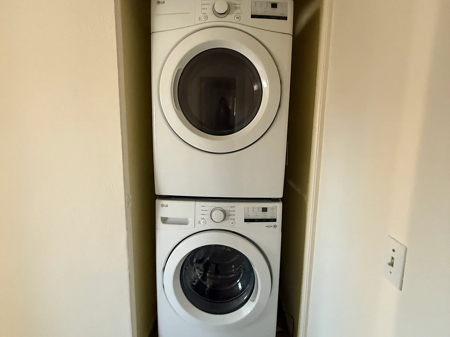 2 bed, 853 sqft, $2,600 — Photo 3
