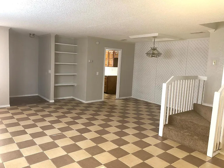 1405 Scott Ct — Photo 3