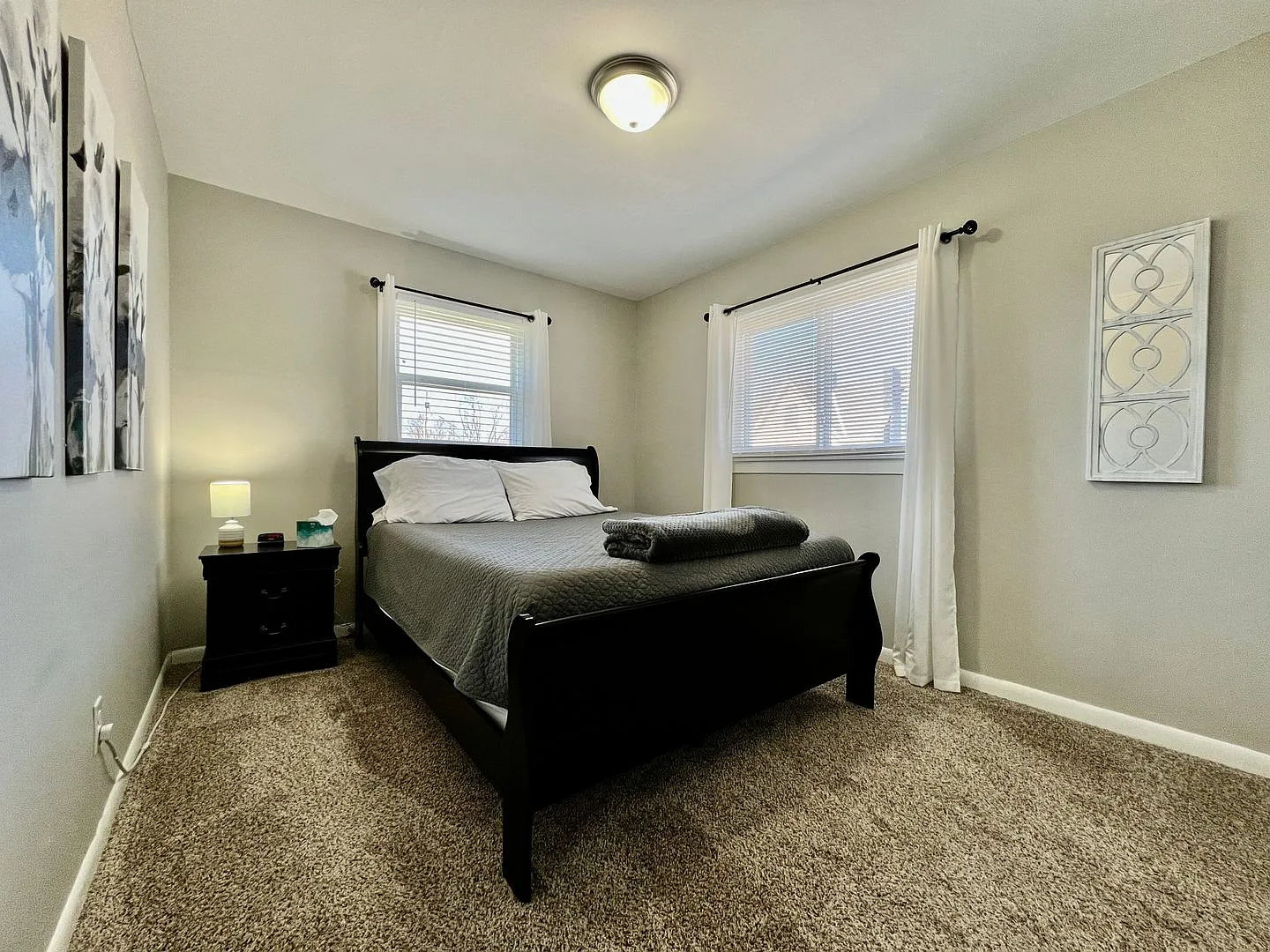 Welcoming Two Bedroom Apartment on Whitaker — Photo 2