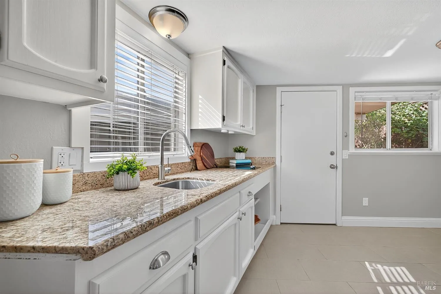 575 La Verne Ave — Photo 3
