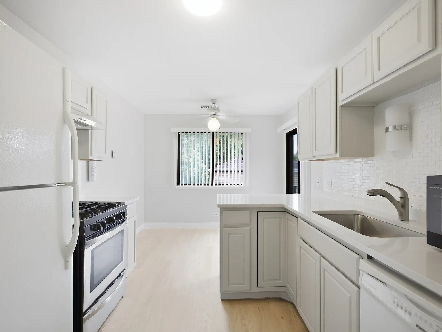 2 bed, 2.0 bath, 1200 sqft, $2,200 — Photo 3