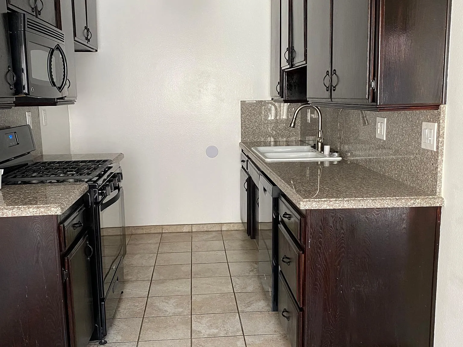501 E Magnolia Blvd — Photo 1