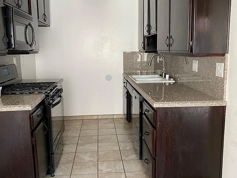 501 E Magnolia Blvd #202 — Photo 1
