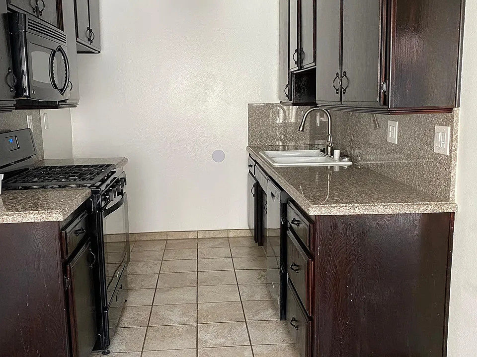 501 E Magnolia Blvd #202