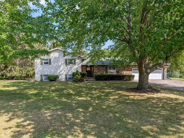 8 Elmwood Dr, Blue Grass, IA 52726