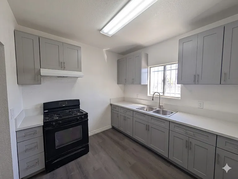 5265 S Figueroa St #1 — Photo 8