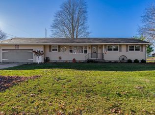 413 W Davis Dr, Leaf River, IL 61047