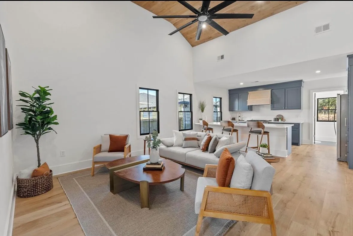 2 bed, 2.5 bath, 1300 sqft, $2,000 — Photo 2