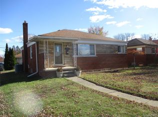 26726 Larchmont St, Saint Clair Shores, MI 48081