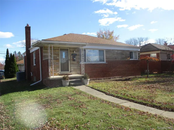 26726 Larchmont St, Saint Clair Shores, MI 48081