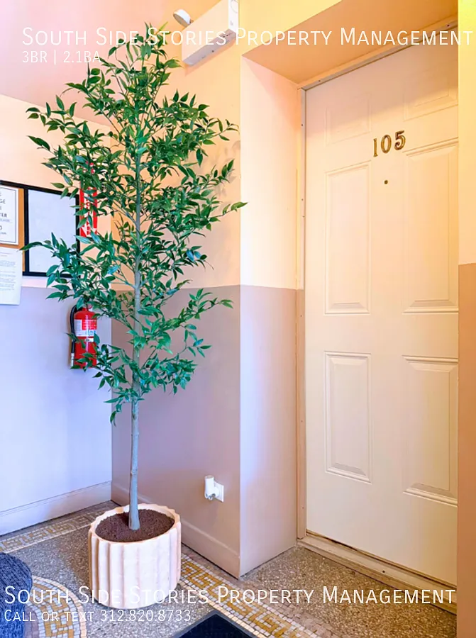 Stunning Renovated 3bed/2.5bath Duplex | Family Room — Photo 3