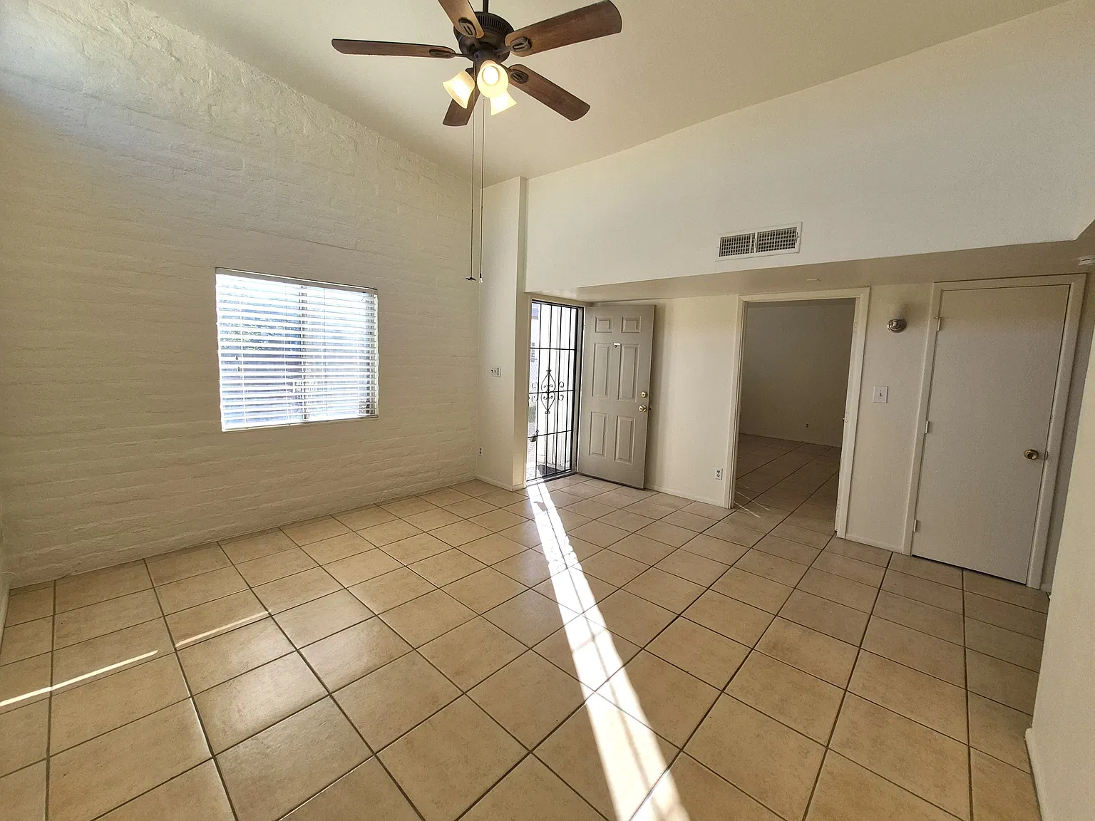 733 East Elm Street - B — Photo 4