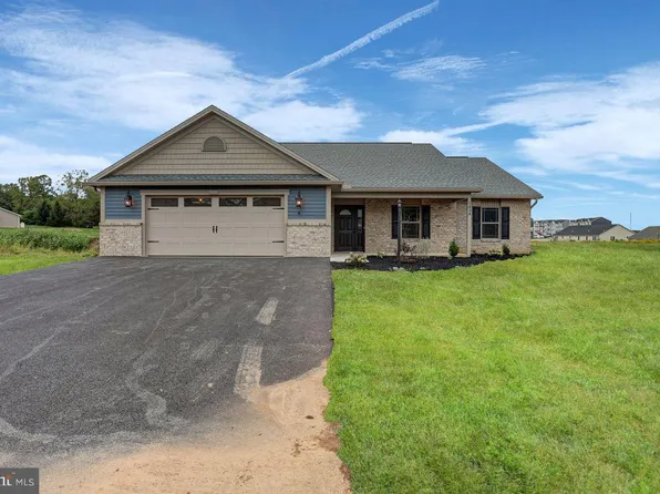 1434 Treeline Dr, Chambersburg, PA 17202