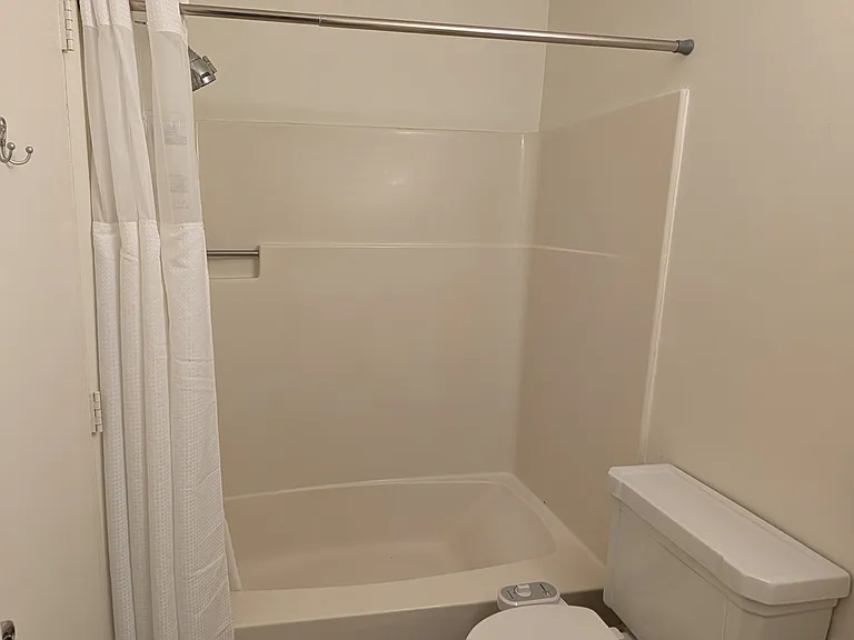 Full bathroom on 2nd floor