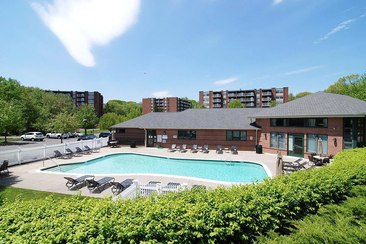 Broadmoor Apartments — Photo 1