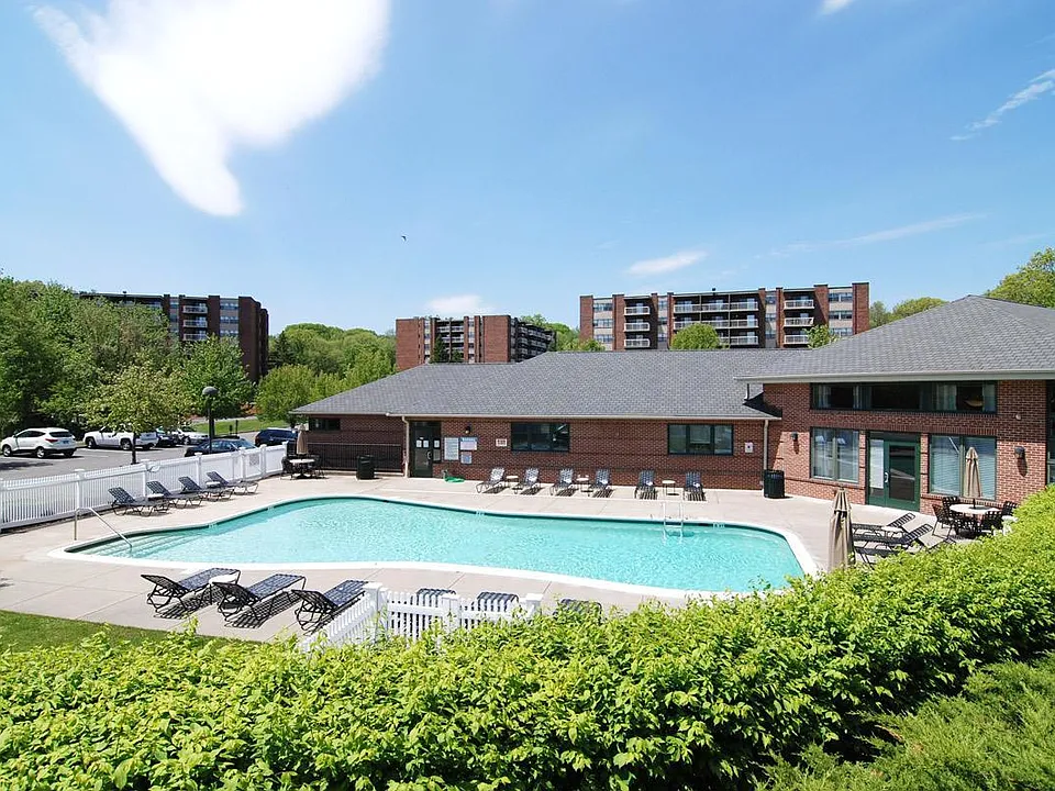Broadmoor Apartments