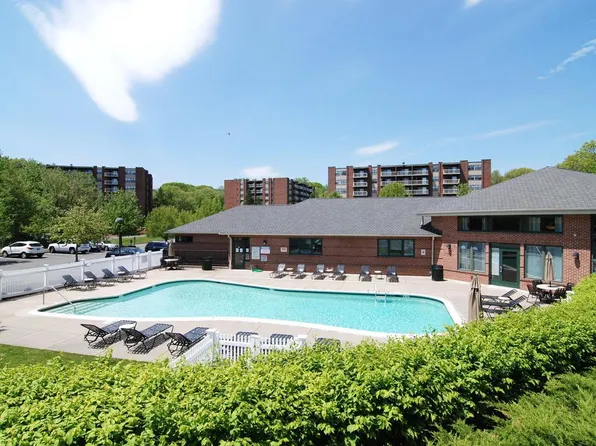 Broadmoor Apartments