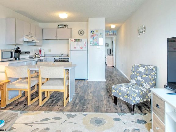 4th image of 928 Wesley Ave APT 309