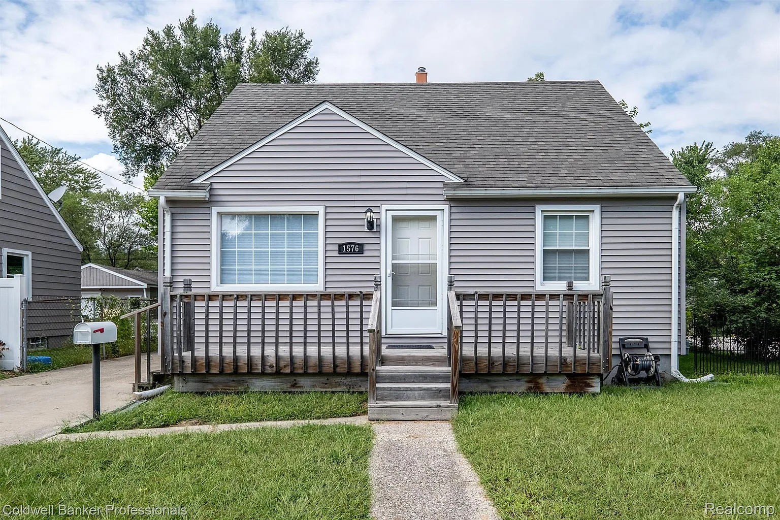 1576 W Marshall St photo 1