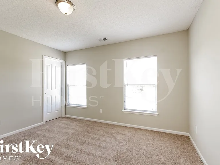 1102 Eastwood Dr — Photo 12