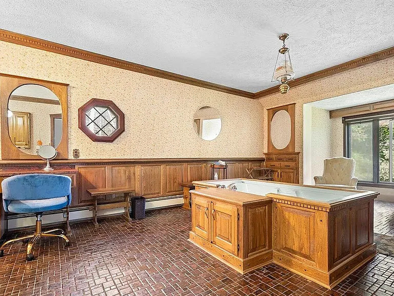 HUGE master bathroom (thats a tub)