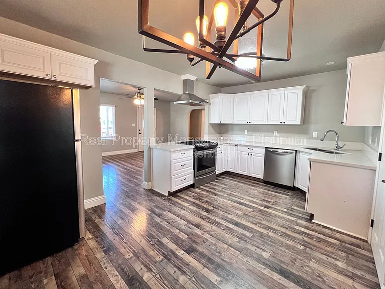 645 W Andrews Ave — Photo 2