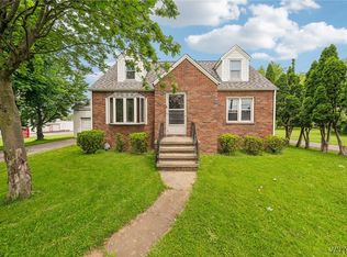 10 Pleasant View Dr, Lancaster, NY 14086