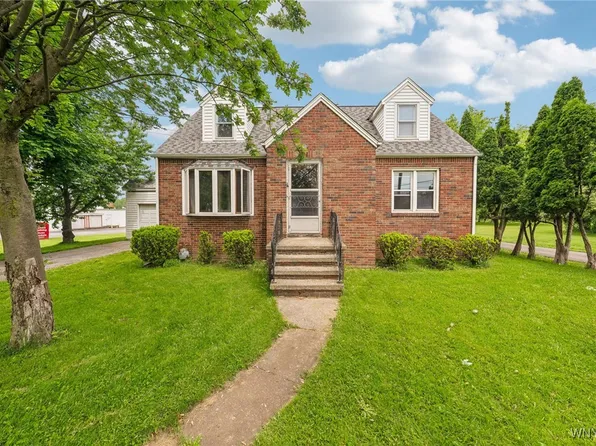 10 Pleasant View Dr, Lancaster, NY 14086