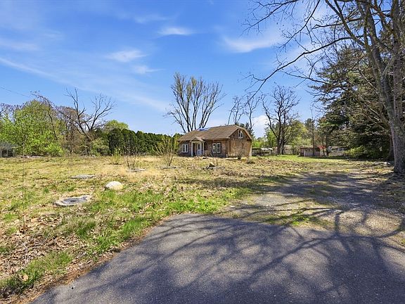 4th image of 1024 Westhampton Rd