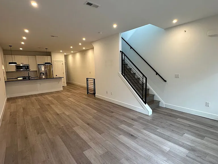 2631 W Oxford St #2 — Photo 6