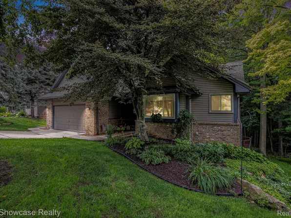 396 Rosario Ln, White Lake, MI 48386